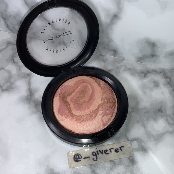 RARE LIGHT YEAR MAC MIneralized Skinfinish - Picture 3 of 14